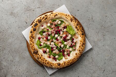 Пицца с копченым омулем, кедровым соусом и таежной брусникой