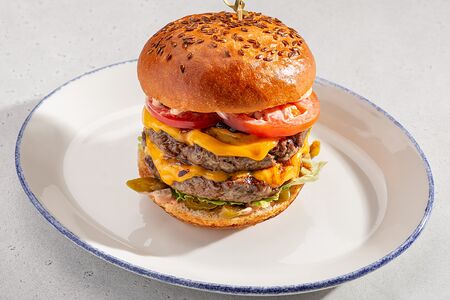 Гранд-бургер с карамелизированным луком и халапеньо