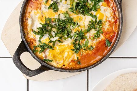 Шакшука с тремя видами сыра