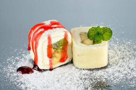 Сладкий ролл с бананом, киви и сыром