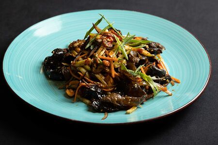 Салат с грибами и арахисом