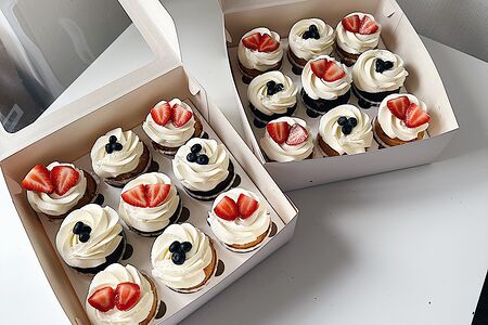 Капкейки №7 ваниль-клубника, шоколад, ваниль-манго, сникерс