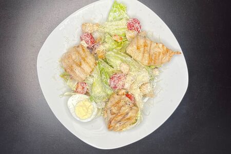 Салат Цезарь с куриной грудкой на гриле