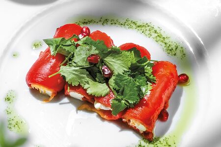 Рулетики из печёного перца со сливочным сыром