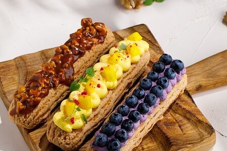 Эклер с голубикой