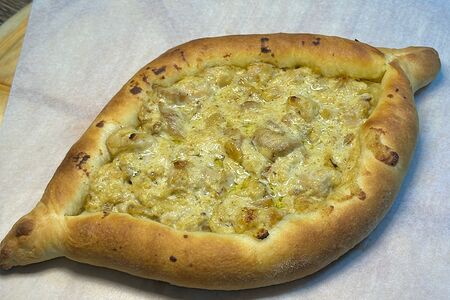 Хачапури по-аджарски с курицей в сливочном соусе 