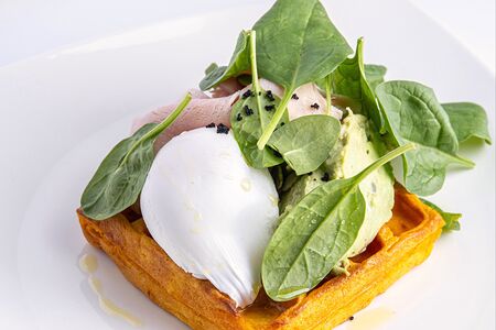 Вафли из батата с яйцом пашот и окороком