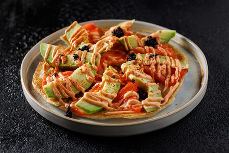 Лепешка роти, авокадо, лосось, трюфельное масло