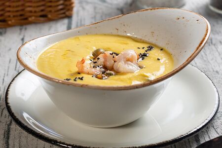 Тыквенный крем-суп и креветками и мидиями