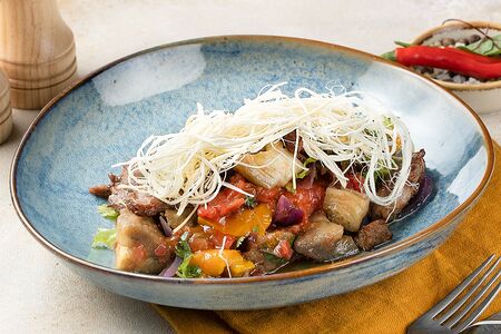 Салат из запеченных овощей с индейкой