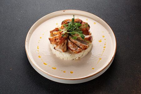 Эларджи с курицей и соусом баже