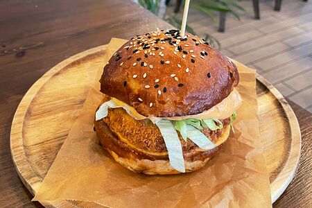 Бургер с креветками, майонезом том ям и айсбергом