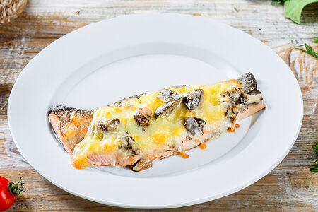 Радужная форель, запечённая под сыром и грибами