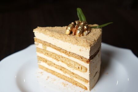 Медовик с варёной сгущёнкой