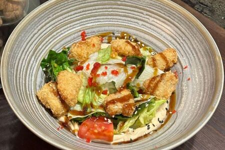 Салат с хрустящей треской и кунжутной заправкой