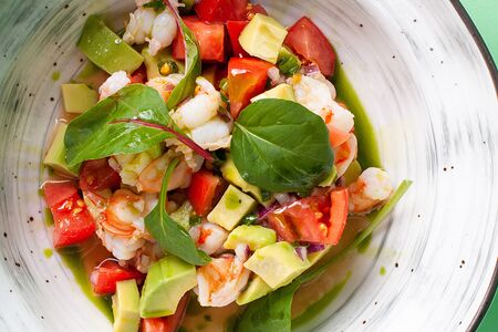 Салат с тигровыми креветками