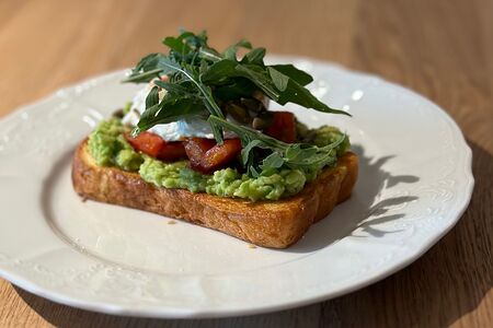 Авокадо-тост с яйцом пашот