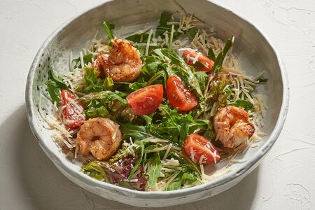 Салат с руколой и креветками