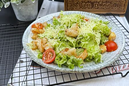 Салат Цезарь с креветками