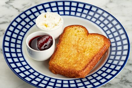 Тост, масло и джем