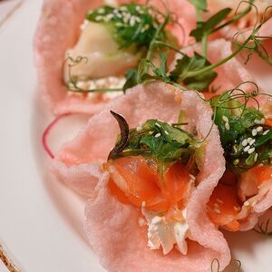 Креветочные чипсы с угрём и солёной рыбкой