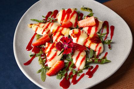 Жареный сыр в медовой карамели