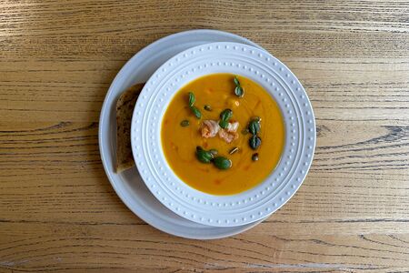 Тыквенный крем-суп с креветками и хрустящей чиабаттой