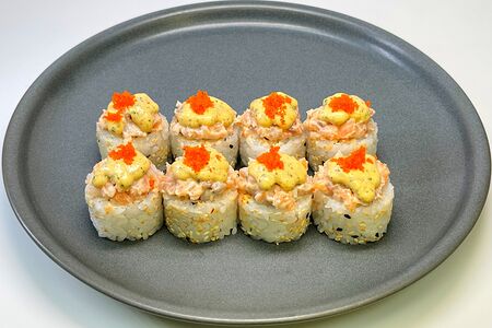 Ролл с лососем и соусом халапеньо