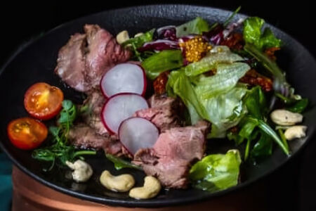 Салат с ростбифом и вялеными томатами