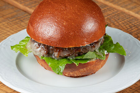 Бургер с говядиной, луковым джемом и трюфельным айоли