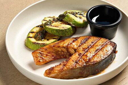 Стейк из нерки с кабачком гриль и гранатовым соусом