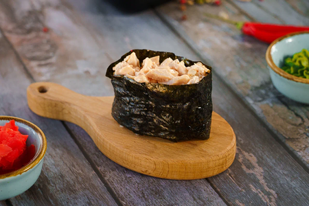 Гункан с лососем (от 3 штук)