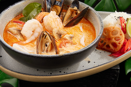 Том ям с морепродуктами