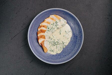 Филе грудки су-вид с соусом из шпината