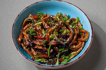 Удон с курицей и грибами