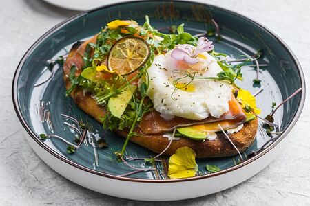 Брускетта с лососем и яйцом пашот