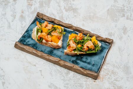 Брускетты с креветками