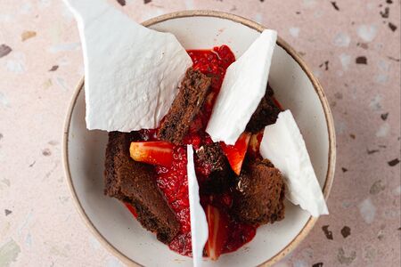 Брауни с кремом из вареной сгущенки и клубникой