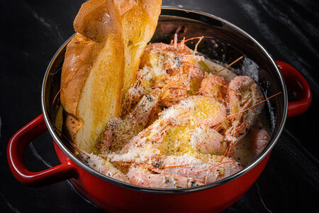 Креветки, пармезан, сливки, черный перец