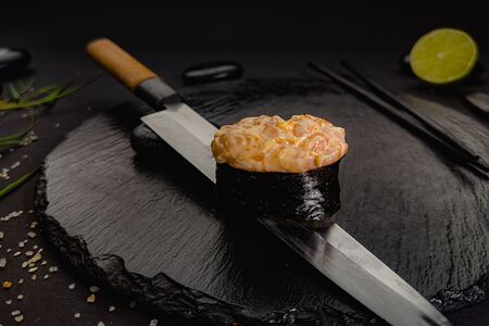 Гункан с лососем