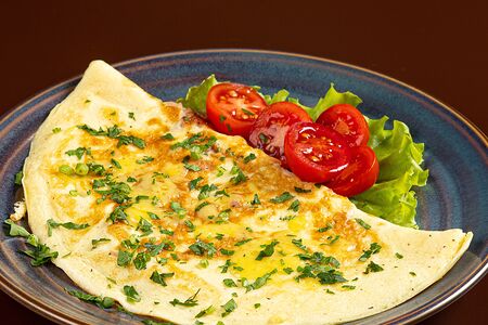 Омлет с помидорами и сыром