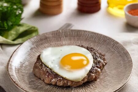 Бифштекс с яйцом