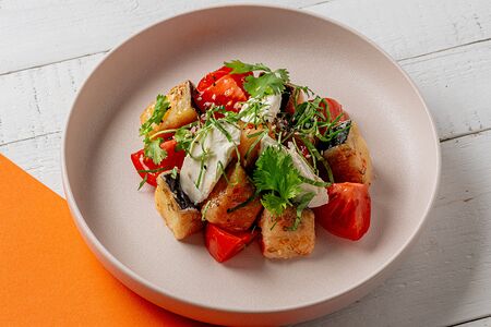 Салат с хрустящими баклажанами