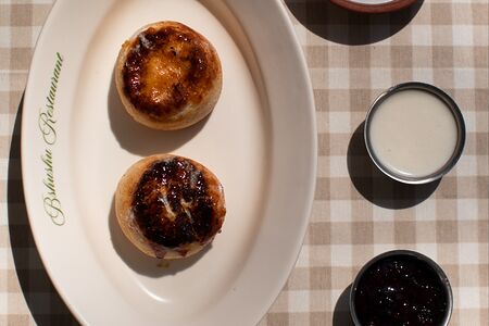 Сырники с чернично-малиновым вареньем, кокосовой сгущенкой и сметаной