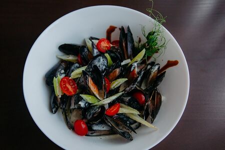 Соте из мидий в ракушке в сливочном соусе