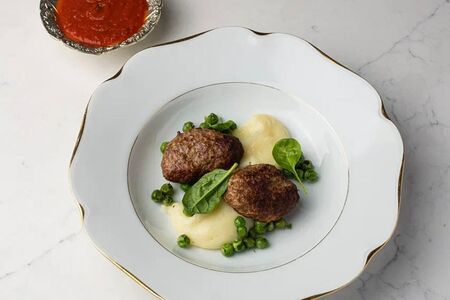 Котлетки из куриного бедра с картофельным пюре и томатным соусом