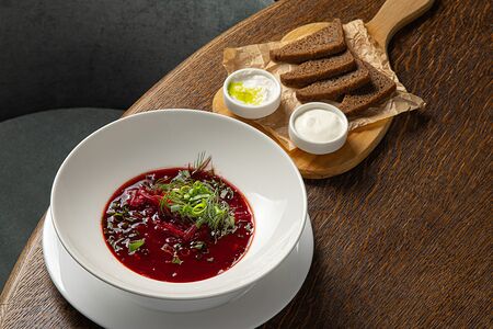 Борщ с телячьими щёчками, смальцем и сметаной