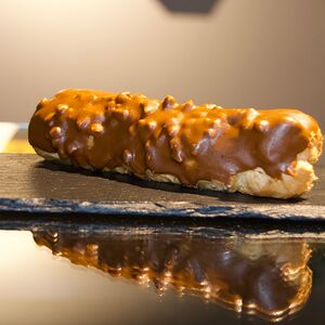 Пирожное Эклер карамельный