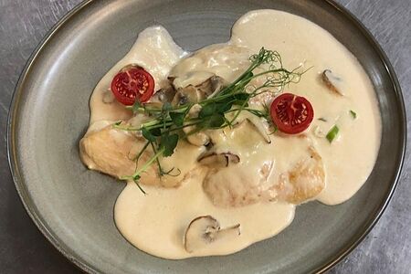 Куриное филе под грибным соусом