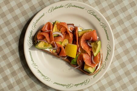 Сэндвич с маринованным лососем и авокадо